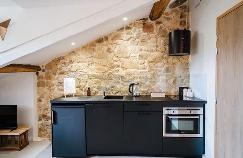 La Bastide-Clairence Bed & Breakfast | Bed and Breakfast 'Maison Perbos 1556 - Ursuya' with Shared Pool, Wi-Fi and Air Conditioning