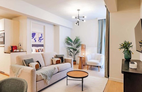 Plasky Apartment | NATO&EU 1BR Aprt- Free Luggage Room