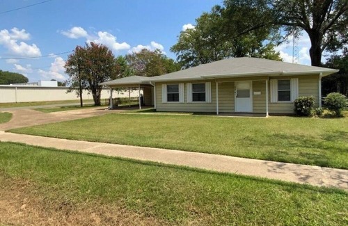 Vivian House | 10 Miles to Caddo Lake – 2BR/2BA Vivian Home Close to NCMC Hospital
