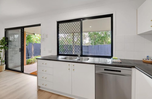 Carindale House | Homely 3-Bed Townhouse with Pool & Gym Access