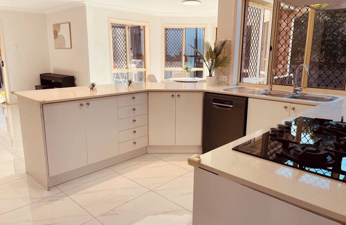 Carindale House | Spacious 5-bedroom house in lovely Carindale with AC