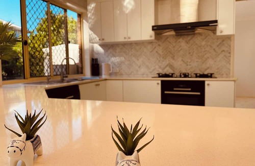 Carindale House | Spacious 5-bedroom house in lovely Carindale with AC