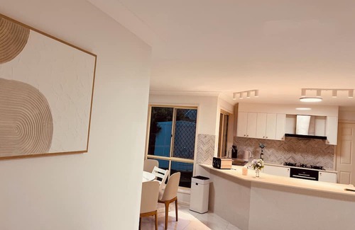 Carindale House | Spacious 5-bedroom house in lovely Carindale with AC