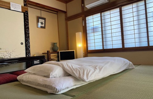 Kisarazu House | The whole building can be rented (only for guests) Long term welcome Outlet 7 min walk 11 people 1 bedding per person, no hassle Max 12 people, clean, spacious with Japanese style rooms 4 free parking spaces 4 bedrooms BBQ reservations possible