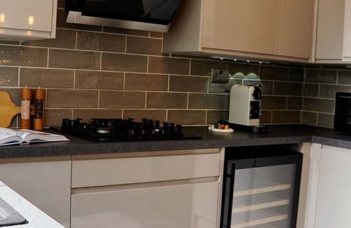 Weston on Trent House | Elite Unseen Suites! Home that offers a balance of comfort, style & convenience.
