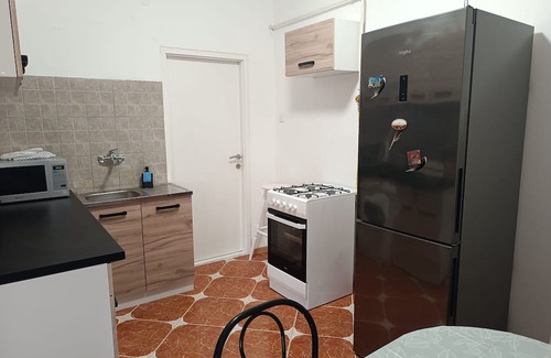 Gyula House | Fully equipped apartment with kitchen and bathroom. Teljesen felszerelt lakás.