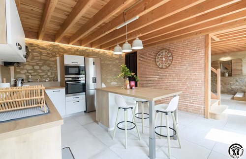 Caraman House | Holiday Home 'Les Echaunes' with Private Terrace, Wi-Fi and Air Conditioning