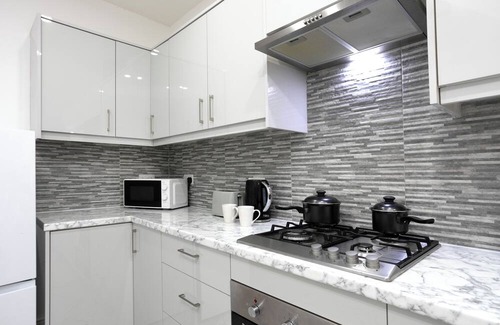 Thorpe Satchville House | Spacious Modern 5 Bedroom Home Getaway Near City Center-Sleeps 10+