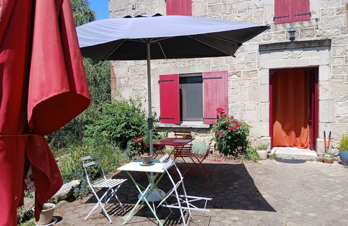 Saint-Christophe-dʼAllier House | Country House 'Nature Bien-être' with Mountain View, Shared Terrace and Private Garden