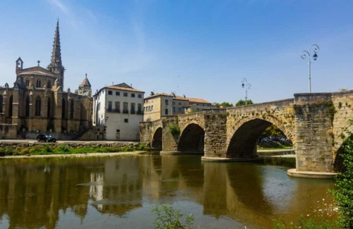 Limoux Apartment | Waterfront Apartment with Garden