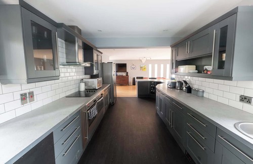 Whitchurch House | Perfect Retreat With Parking, Garden & Great Views