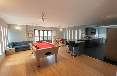 Whitchurch House | Perfect Retreat With Parking, Garden & Great Views