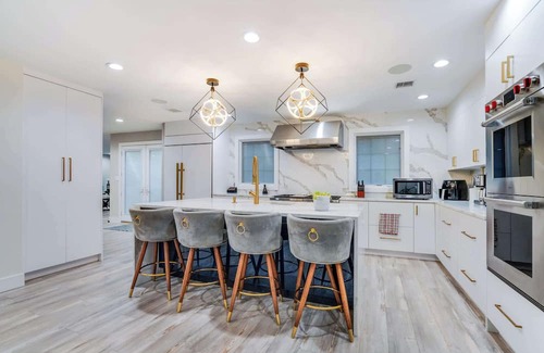 Old Bethpage House | Luxury 6BR House with Pool & Outdoor BBQ