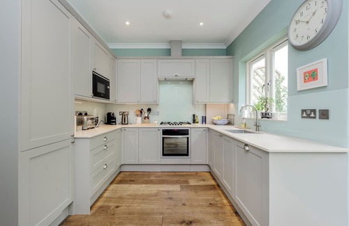 Earlsfield House | Wild Roses, by Veeve