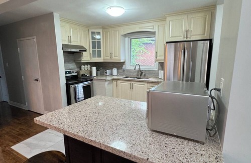 Woburn House | City Comfort Meets Nature – Walk to Lake & Trails