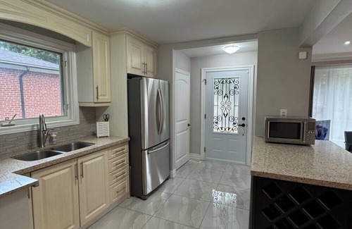 Woburn House | City Comfort Meets Nature – Walk to Lake & Trails