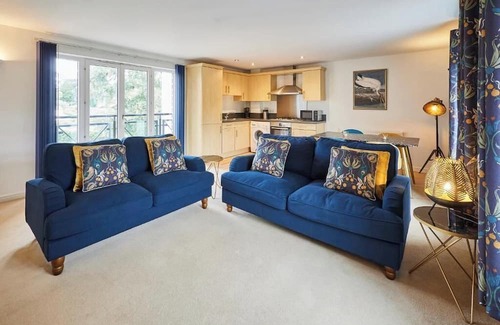 Oadby Apartment | Hermitage Court Apartment - Sleeps 6