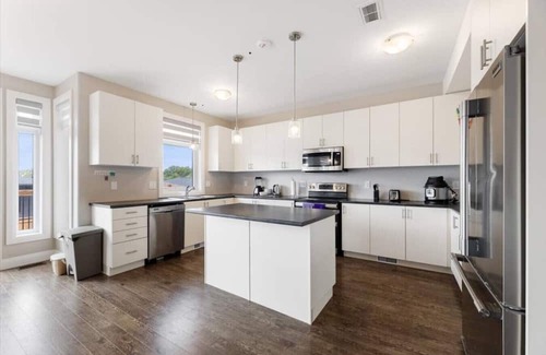 Colborne Apartment | Relaxing Retreat: Office, Patio, Nature & Netflix