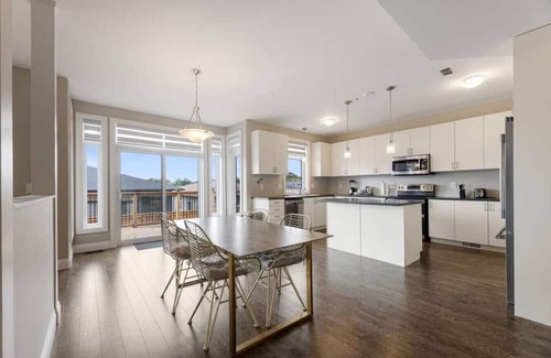 Colborne Apartment | Relaxing Retreat: Office, Patio, Nature & Netflix