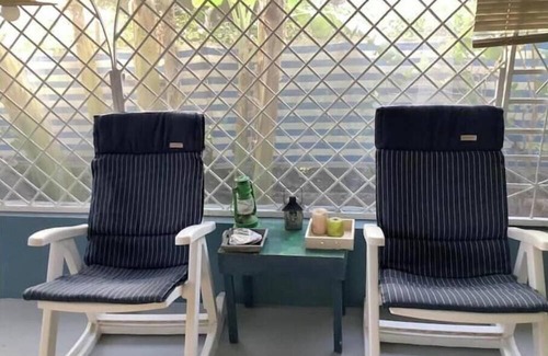 Salina Harbour View Apartment | Vinckennest kamer met bad, porch, kitchenette.