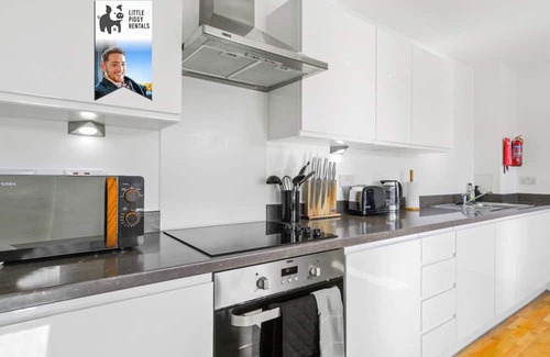 Stevenage Apartment | Super King Balcony Suite - Luxury, Eco, Fast Wi-Fi