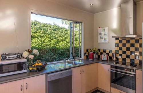 Ostend House | Waiheke Oasis Summary