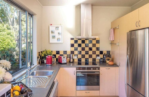 Ostend House | Waiheke Oasis Summary