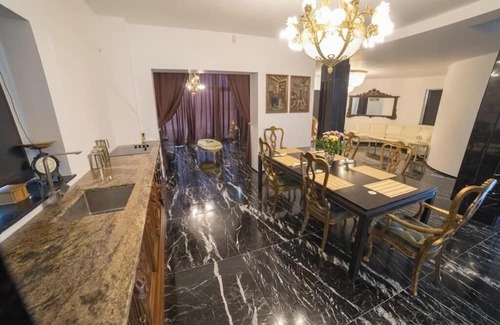 Eforie Nord Apartment | Queen Room with Sea View & Standard King Room