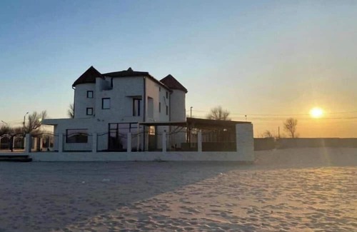 Eforie Nord Apartment | Charming villa in superb Eforie with WiFi, AC & Deluxe King Room