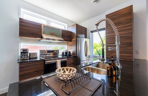 Latin Quarter Apartment | Spacious 1BR Condo, work&play in Montréal