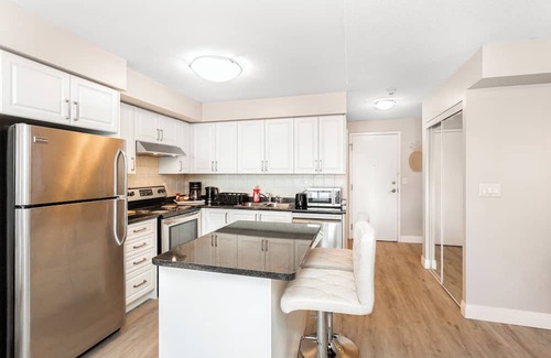 Downtown Mississauga Condo | SkyView 2+1 Condo Stunning Views Steps to SQ1 Mall