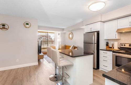 Downtown Mississauga Condo | SkyView 2+1 Condo Stunning Views Steps to SQ1 Mall