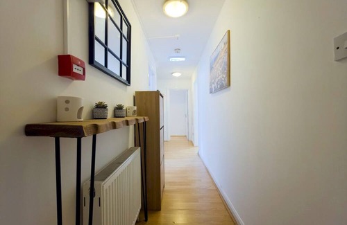 Shadwell Apartment | Bright Spacious Flat near Shadwell Station I PTK