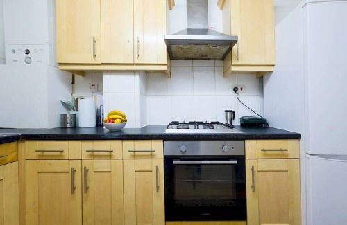 Shadwell Apartment | Bright Spacious Flat near Shadwell Station I PTK