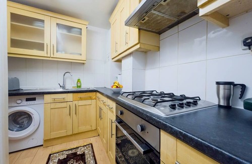 Shadwell Apartment | Bright Spacious Flat near Shadwell Station I PTK