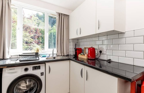Coombe Hill Apartment | Pass the Keys | Charming, Tranquil 2 BR Kingston Escape, London