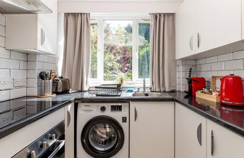 Coombe Hill Apartment | Pass the Keys | Charming, Tranquil 2 BR Kingston Escape, London