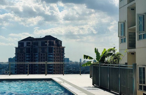 South Triangle Condo | Cozy Staycation with Netflix, Pool, PS4, Board Games