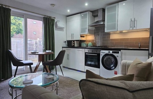 Woking Apartment | Stay Zen Apartments - Garden & Free Parking Woking