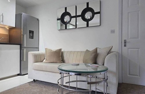 Woking Apartment | Stay Zen Apartments - Garden & Free Parking Woking