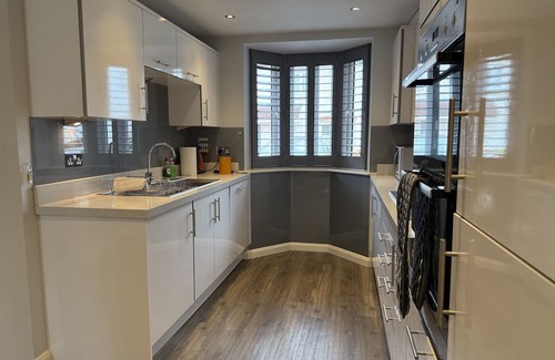 Broadbridge Heath House | 3 Bed House in Horsham Parking/Fast WIFI
