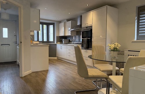 Broadbridge Heath House | 3 Bed House in Horsham Parking/Fast WIFI