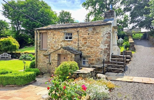 Worton Cottage | Beebole Cottage, cosy 17th century cottage in heart of Yorkshire Dales near lake