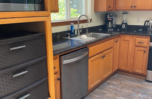 West Salem House | NW Salem 3 bedroom 2 bath house AC, takes pets, private lovely fenced backyard.