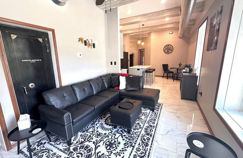 Muscatine Apartment | New 2-bedroom loft in center of Downtown Muscatine. Shopping, food, pubs nearby.