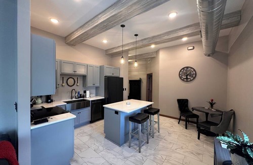 Muscatine Apartment | New 2-bedroom loft in center of Downtown Muscatine. Shopping, food, pubs nearby.
