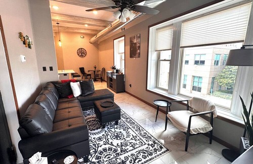Muscatine Apartment | New 2-bedroom loft in center of Downtown Muscatine. Shopping, food, pubs nearby.