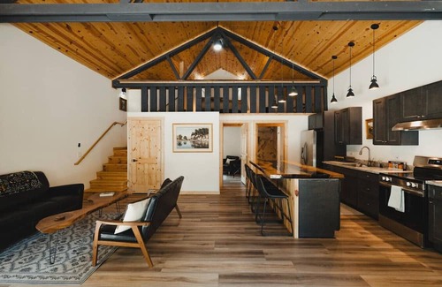Lewis County Cabin | Luxury Barndominium-Hot Tub-Firepit-WIFI-EV-Nature