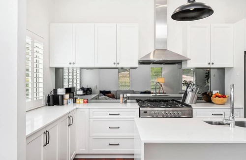Bayswater House | Stylish Suburban Getaway: Spacious & BBQ in Bayswater