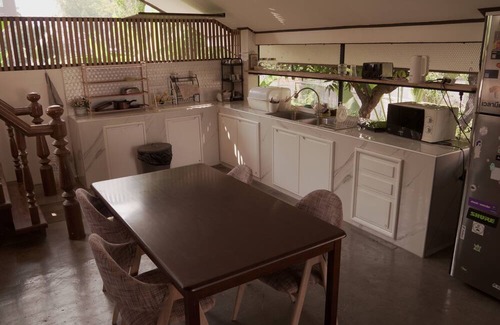 Chang Phueak House | Relax in a Sunny Bedroomwith AC in a Modern Thai House, Perfect Location.